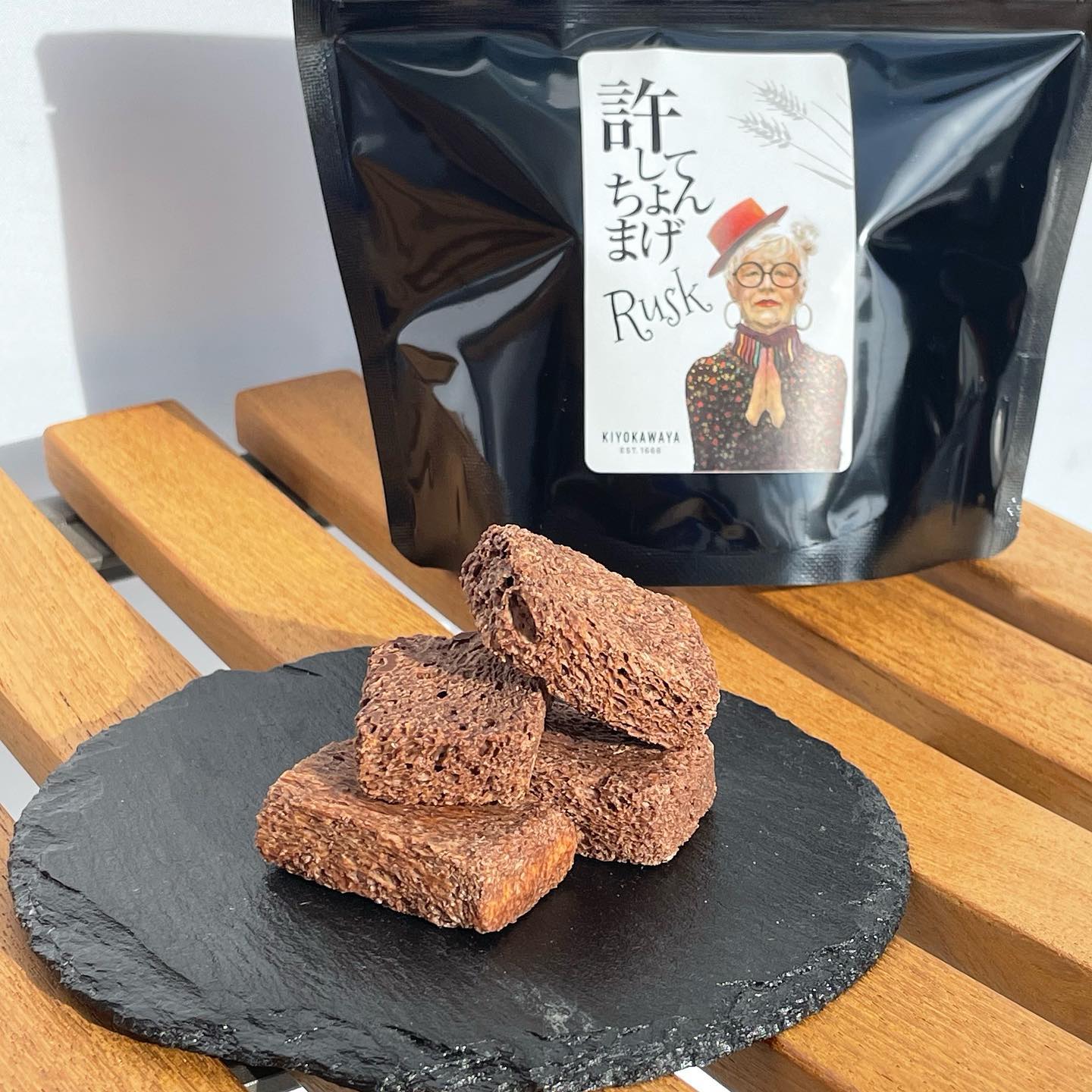 新商品お知らせです！【しみチョコラスク】許してちょんまげのプレーンパンを食べやすい大きさにカットし、口どけなめらかなミルクチョコを染み込ませました🍫ついつい手に取りたくなるチョコラスクです😊✨
