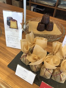 新商品 『カヌレ』は外はカリッと、中はモチっとした食感が美味しい商品です。山形県産の紅輝卵を使用し、より濃厚でバニラの引き立つ味わいに仕上げました。頑張った自分のご褒美にいかがですか🕊️