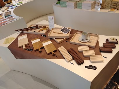 新商品情報です！ 鶴岡市出身で現在は北海道の洞爺湖畔にアトリエを構える「キトリンゴ」さんの温もり溢れる暮らしの家具です！ 温かみのある触り心地の材質や、滑らかな線が特徴的な逸品です♪ 是非手にとってご覧頂きたいです👐