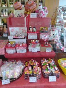 節分をすぎたら、もうすぐおひな祭りですね。 酒田駅店では　小さなお雛様がお客様のお越しを、お待ちしております。 どうぞ　お立ち寄りくださいませ。