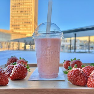 「山形県産いちごスムージー 795円」が 今年も販売開始🍓❕ 山形県東根市産 「とちおとめ」を使用しほんのりミルク感も楽しめてなめらかで濃厚なスムージーに仕上げました❁⃘ ぜひお楽しみ下さい🥤