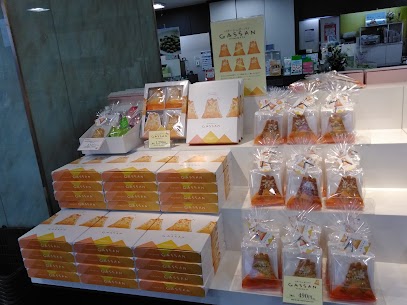 生食パン🍞をサクサク食感の香ばしいラスクに仕上げた「許してちょんまげラスク」☺️ と、「霊峰月山」イメージしたバターの香り広がる「GASSAN パイ」😋 山形の思い出と一緒にお土産にいかがでしょうか✨