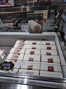 「ぱりろーるチョコレート」はふんわりもっちりのスポンジでミルクココアのような優しい甘さのチョコクリームをたっぷり包んだ季節限定ロールケーキ🍫 苦いチョコが苦手(>_<)という方にもぴったりですよ♪