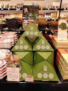 山形ご当地キャンプ飯セットに新商品⛺ バジルバターチキンカレー🍛、やまがた辛みそホルモン、 舟形マッシュルーム入りアヒージョの素の3種セットです。可愛いパッケージは飾っても楽しく、お土産に最適です✨