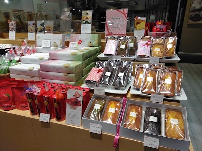 バレンタインの贈り物はお決まりですか🍫👼 期間限定でチョコいちご、パウンドケーキや人気のゆきどけなどが入荷しています。 ラッピング大歓迎です🎁🎀