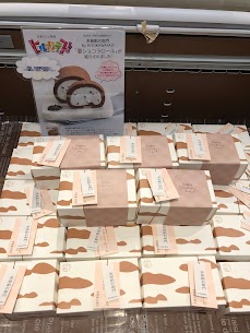 『雲ショコラロール』は通常、宮城県松島の店舗のみの取扱商品です。 ヒルナンデスでご紹介記念で只今ヨーク店でも販売しておりましたが、この度は売り切れ次第一旦休売します💭 完売前にぜひお買い求めください♪