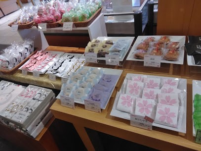 昨日まで少し暖かい日差しがありましたが、今日はどんより曇り空で　みぞれまじりの雨も降っています。小さなお菓子とコーヒーで　電車までのお時間をお過ごしください。