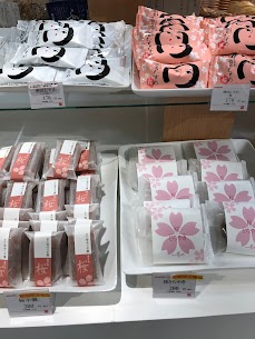 ヨーク店では酒田市の菊池菓子舗さんの季節限定商品をお取り扱いしています🌸 この時期だけの「酒田むすめ 桜あん」や「桜どら焼き」「桜羊羹」は毎年人気の商品です。 春を先取りしてホッとひと休みしませんか？