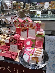 さくらんぼ入りでリッチな味わいのバターサンド「やまがたのきらめき」、ワインを使った少し大人な味わいのアップルパイ「りんごのしあわせ」は、どちらもプレゼントにぴったり♪数量限定商品です！(^^)