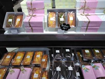 ご自宅用にもプレゼント用にも人気のパウンドケーキです✨種類は「クリームチーズ」「アーモンド」「抹茶あずき」「チョコレート」の四種類です！　組み合わせ自由な箱詰めも承っております😋