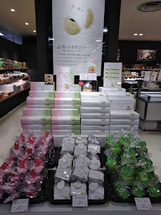 山形のブランド米つや姫を使った米粉クッキー「山形のゆきどけ」口の中でほろっとほどけるクッキーです✨定番のチョコ🍫甘酸っぱいいちごチョコ🍓ほろ苦い抹茶チョコ🍵の３種！ギフトにも喜ばれる商品です💓