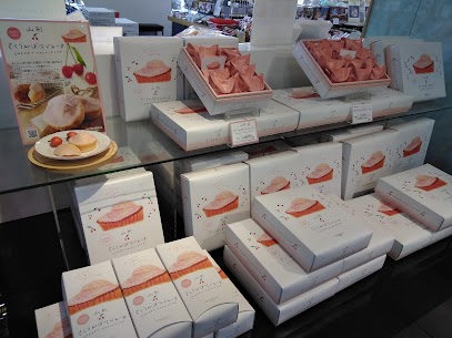 さくらんぼ果汁を生地に混ぜこんでいて、さくらんぼチョコレートでコーティングした贅沢な山形さくらんぼマドレーヌです🍒 冷やすとよりしっとりして、チョコがパリッとして美味しいです！ お土産や贈り物にぜひ