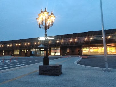 暖かい日が続いたので、また冬に戻ったような寒さですが 駅の前のガス灯は　寒い方が綺麗みたいですね。