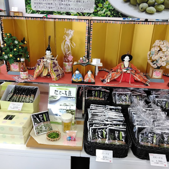 お店におひなさま飾りました🎎🌸 ご来店の際、ぜひ見てください✨ 春らしい商品取り揃えてますので、ぜひお越しくださいませ🎶