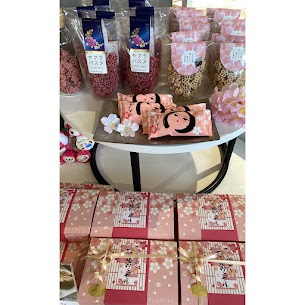 こんにちは❁⃘ 暖かい日が増えてきて 春の訪れを感じる今日この頃‪𓂃 𓈒𓏸 桜のお菓子・食品入荷しております🌸🤍 期間限定商品ですので お早めにお買い求め下さい♩