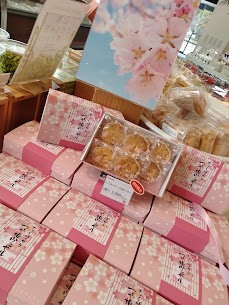 HOUSE店では春らしい商品も続々と入荷しています！ 季節限定販売のつや姫ヴェセルは、桜の形の最中につや姫でできた生地をのせて焼き上げたお菓子です🌸 季節のプレゼントにぴったりです♪