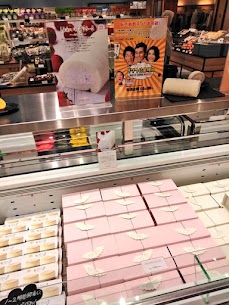毎年大人気「ほわいとぱりろーるいちご」の販売がスタートしました🍓✨👏ふんわりもっちりの生地と山形県産のいちごを使用したこだわりのいちごクリームが堪らない逸品です！この機会にぜひ🍓(^^)