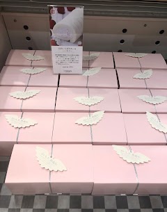 毎年人気の春限定商品 『ほわいとぱりろーる いちご🍓』が入荷しました！ ホワイトデーやお祝いにいかがでしょうか？ ほわいとぱりろーる いちご 14㎝ 保冷袋付き　1,900円