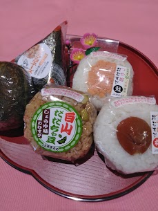 啓蟄も過ぎたのに　まだ雪が舞う寒い日が続いいますが　ときおり覗く陽射しに出かけたくなりますね。　酒田駅店では　おにぎりの販売を始めました！ 旅のお供に　気軽なランチに、是非ご利用くださいませ。