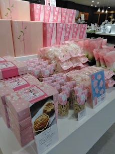 春商品売場🌸 気になるお菓子がたくさんです😋
