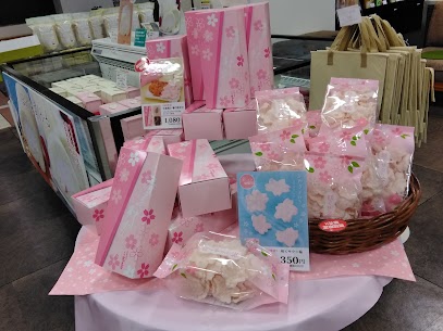季節限定で春の贈り物にピッタリなおせんべいが入荷いたしました✨サクラ模様がとても可愛らしいです🌸お世話になった方々や新しい出会いのご挨拶のお品として、ぜひいかがでしょうか。