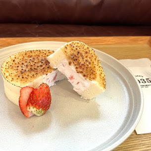 人気商品「ほわいとぱりろーるいちご」をブリュレにしました!🍓ブリュレにすることでパリッと食感とシュワっとミルキーなクリームの中に採れたていちごのフレッシュなお味を堪能することができます‪🤍‎ ̖́-