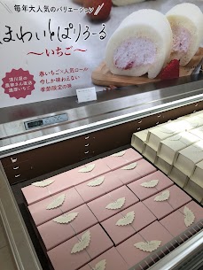 毎年大人気のバリエーション、ほわいとぱりろーるの苺が今年も販売されました🍓🍰春いちご×人気ロール今しか味わえない季節限定の味ぜひお試しください😄🍓