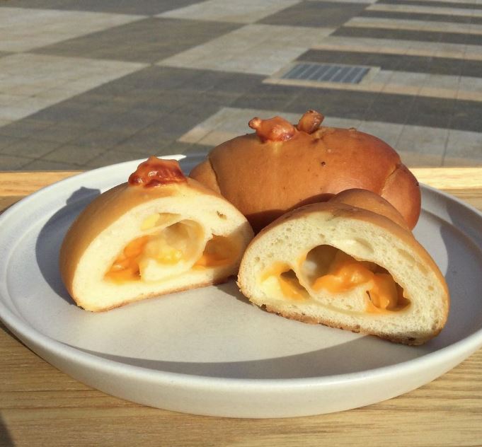 《オープンハウス2024年》ベートーベン大好物のチーズ🧀にちなみ、24（日）に【チーズ塩パン】新発売✨16・17・23・24はバリエーション🍞も【許してちょんまげチーズ】を販売です