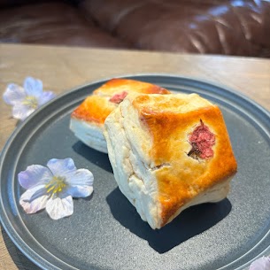 今年も桜つや姫スコーンの販売がスタートしております🌸ほんのりピンク色の生地の中には桜餡•ホワイトチョコが練り込まれており上には桜の塩漬けがトッピングされています🌸🤍コーヒーや紅茶と相性抜群です◎