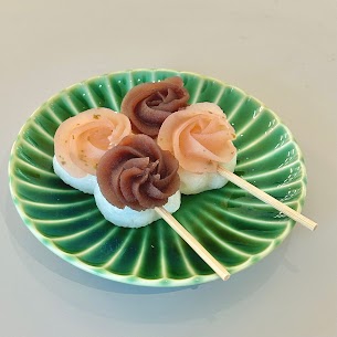 イートインコーナーに春限定の新メニューが登場しました！ 春らしい味わいの”さくら餡”を使用した「カンエモンさくらだんご」です🌸 お茶とのセットもご用意してます。一服いかがでしょうか💭
