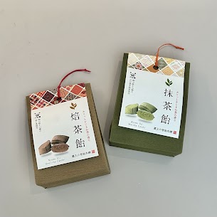 蔵王の昔飴本舗さんの「本格抹茶飴」「本格焙茶飴」です！ どちらも上品な香りと深い味わいに仕上げられています🍵✨ お茶請けにはもちろん、ご友人などへのプレゼントにもおすすめです♪