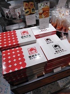 【ゴールデンウィーク限定・田村牛乳さん】の、庄内産生乳を使用したクッキー生地にホワイトチョコが挟まれた「ラングドシャ」、ミルククリームをサンドした「フィナンシェ」を販売しております！