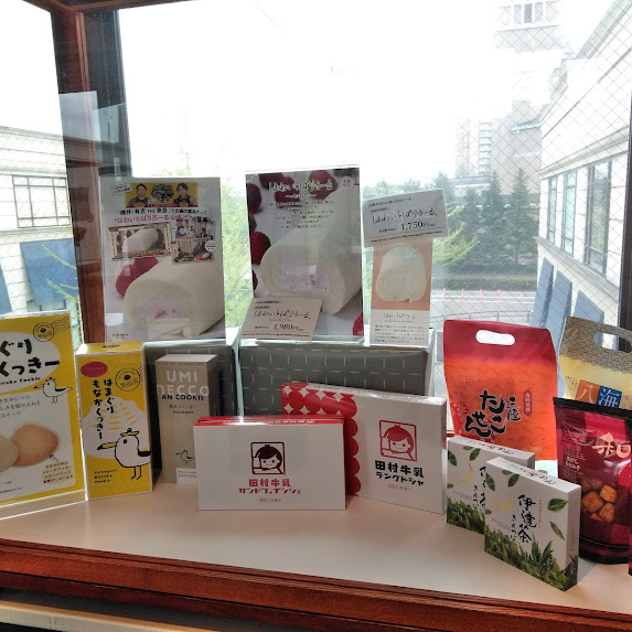 待ちに待ったGW が始まりましたね✨仙台泉店では笹かまぼこや牛タン、宮城のお菓子などお土産を各種取り揃えております！そして今いちばんオススメの「ほわいとぱりろーるいちご」ご用意しております！🍓