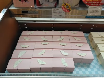 ぱりろーる（苺）🍓！ メディアで取り上げられた上、季節限定商品ですので、今推しです😍🍓 ピンク色の箱で、ロールケーキの中に苺味のクリームが入っていて、見た目も味も上がる⤴⤴⤴🍓 母の日にいかがですか？🥰🍓