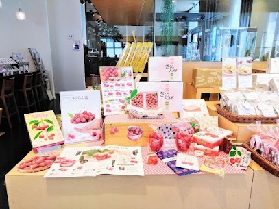 2024年清川屋バイヤーイチオシさくらんぼ紅秀峰🍒 佐藤錦に比べパリッとした果肉で酸味がほぼなく際立つ甘さが特徴です🥰 ６月５日より送料が変更になります。お決まりでしたらご予約お待ちしております🫶