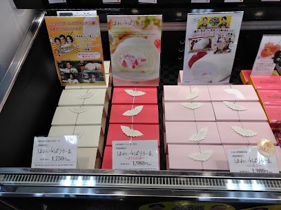 ほわいとぱりろーる 何度もテレビで紹介されている人気商品です👑 今週、さくらんぼ🍒も入荷しました！ いちご🍓も残りわずかとなりました！ 皆さんはどの味がお好みですか？✨