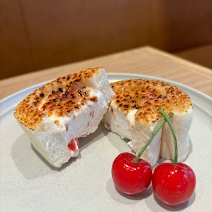 いつもご愛顧いただきありがとうございます🤍 期間限定販売で0035カフェに新メニューが登場します🎉 『ぱりろーるブリュレ　さくらんぼ』 ￥650(税込) 期間限定販売 6月6日(木)から販売開始