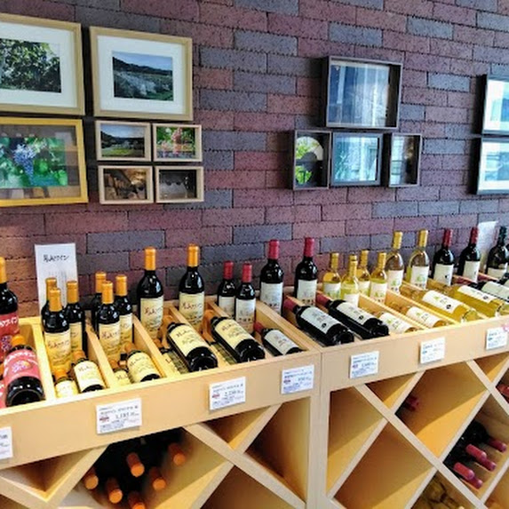 6月16日は父の日ですね👨👴 ワイン日本酒などお酒の種類を豊富にご用意しています🍷🍶 包装やラッピングなどもお任せください！ 日本酒小瓶は箱入れですと好きな組み合わせにカスタマイズできます🎀