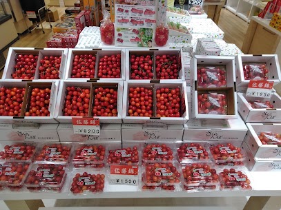 🍒さくらんぼ本日より入荷致しました！ 真っ赤で甘く食べごたえのある今が旬のさくらんぼです！ お持ち帰りもご発送も可能です！ 皆様のご来店お待ちしております。