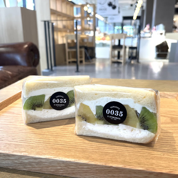 ＼0035デザートサンドNew ラインナップ／ ★キウイサンド🥝 フレッシュなグリーンキウイ×ゴールドキウイをぜひ堪能してください😋🤍💚