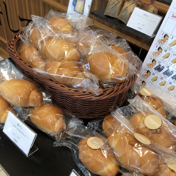 ✨許してちょんまげ　塩パン復活✨ 土日祝日限定で復活致しました‼️ ¥140 （週替わりであんこやチーズあります） ほんのり甘いパンと、カリッとじゅわっと染みたバターが相性抜群✨🥐 ⚠️数量限定