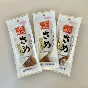 ◎噛めば噛むほど魚の旨味を感じます◎ 宮城県の気仙沼港で水揚げされたヨシキリザメの正肉を使用した【さめジャーキー】です。 現地で加工しているから鮮度は抜群！ 旨辛な味わいで醤油の香ばしさがお酒によく合う三陸珍味🍺