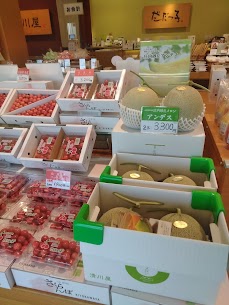 🍒の季節もそろそろ終わりますが😊今日からメロン🍈の入荷が始まりました！ 今でしたら、なんと🍒と🍈を一緒に送ることもできます。 今週末までの短い期間ですが是非、ご利用くださいませ。