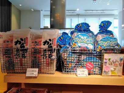 「からから煎餅」は、山形県庄内地方に昔からある伝統菓子です🥰 三角形に織り込まれた黒糖のお煎餅を割ると、中から小さな可愛らしいおもちゃが！😸🎁 民芸品と海の仲間たちおもちゃの２種類ございます🔔