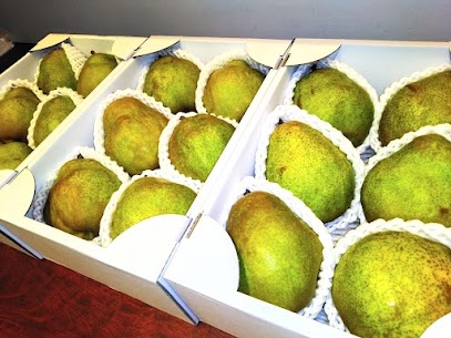 ラ・フランスが入荷しました💚 熟するほどに広がる気品高い香り、とろけるようななめらかな食感🥰 その美味しさから「果物の女王」とも呼ばれるラ・フランス✨ ご予約お待ちしております❗