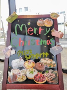 クリスマスケーキとディナー予約始まっています🎅🦌 毎年人気のぱりろーるシリーズやタルトやチョコレート系も食べたい！ 今年初登場の蔵王牛ローストビーフも美味しそう！  ご予約お待ちしております🎄