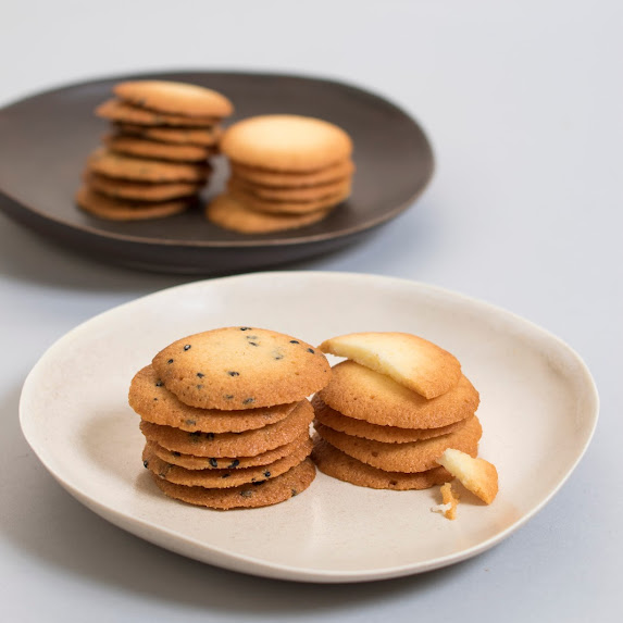 ◎優雅なティータイムを彩る焼き菓子◎ サクッと軽い食感が楽しい、一口サイズで可愛らしいラングドシャです🥰 プレーンとごまの2種類の味をお楽しみいただけます。