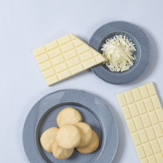 ◎真っ白な雪のような米粉クッキー❄◎ 小麦粉を使用せず、米粉100％で作り上げたクッキー生地は、ほろほろとお口の中でほどけていくような口どけ😌 キラキラと輝く雪の結晶をイメージした個包装のパッケージになっております✨