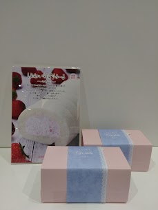 大人気スイーツ、「ほわいとぱりろーる」バリエーションの中でも人気の【いちご🍓】を紹介します。甘酸っぱい香りに包まれたとろけるクリーム春限定の旬のスイーツです💛是非お試しください❗
