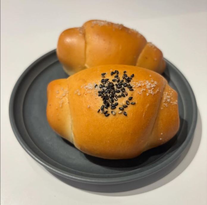 大人気塩パンが復活致します！✨3月26日(水)～より販売開始です！毎週水・木曜日12時からの販売となります🍞今回はあんこと2種類が復活です☺️